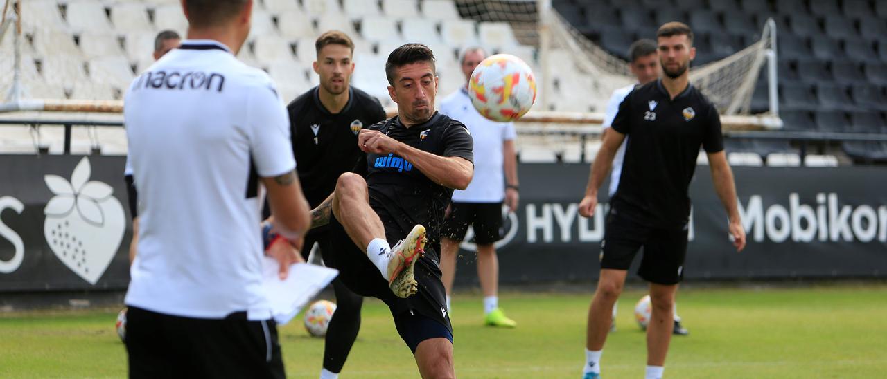 El mediocentro Pablo Hernández despeja un balón durante un entrenamiento en el Estadio Castalia.