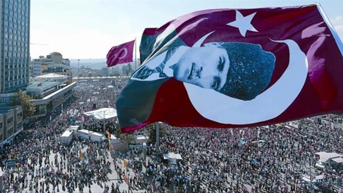 Una bandera turca con el rostro de Ataturk ondea ayer en la  plaza Taksim.