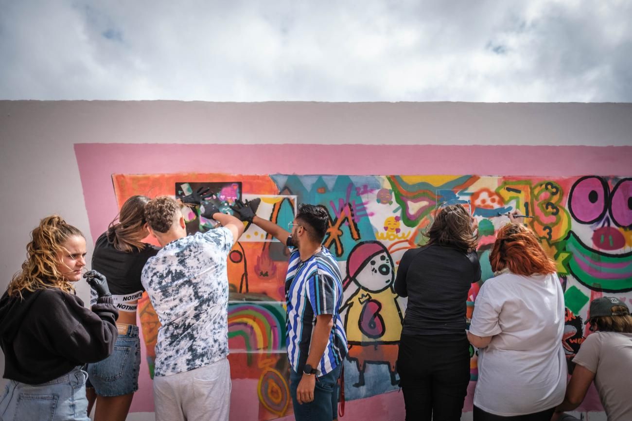 Elaboración de un mural por el Día de la Juventud en San Benito, en La Laguna