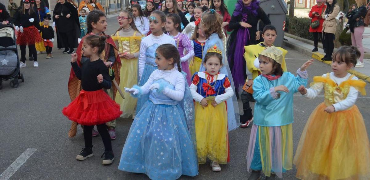 Grupos de niños bailando durante el desfile. | E. P.