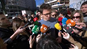 Íñigo Errejón atiende a los medios de comunicación.