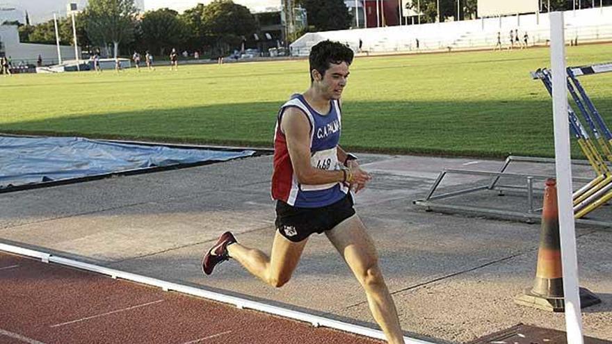 Lluís Fullana en la llegada de los 1.500 metros.