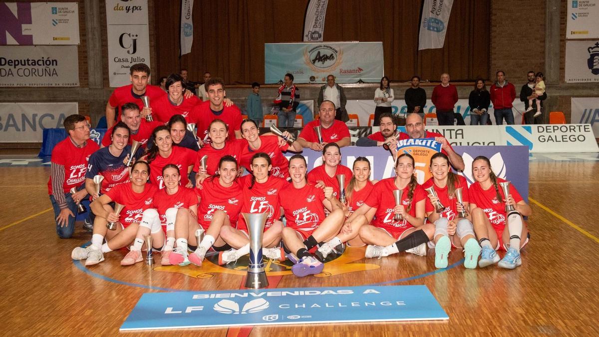 La plantilla de Maristas posa con el trofeo de campeonas de la Liga Femenina 2
