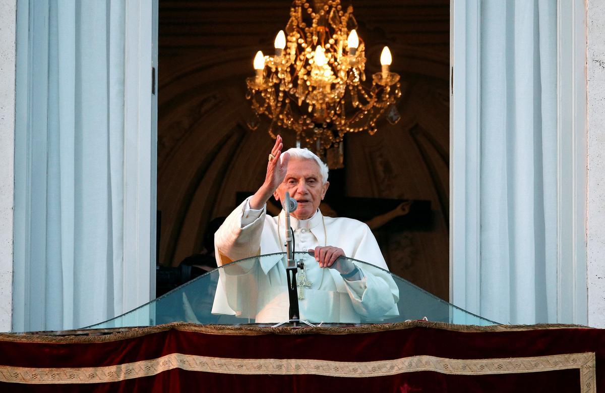 El papa Benedicto XVI saluda en su última aparición en el balcón de su residencia de verano en Castelgandolfo, el 28 de febrero del 2013.