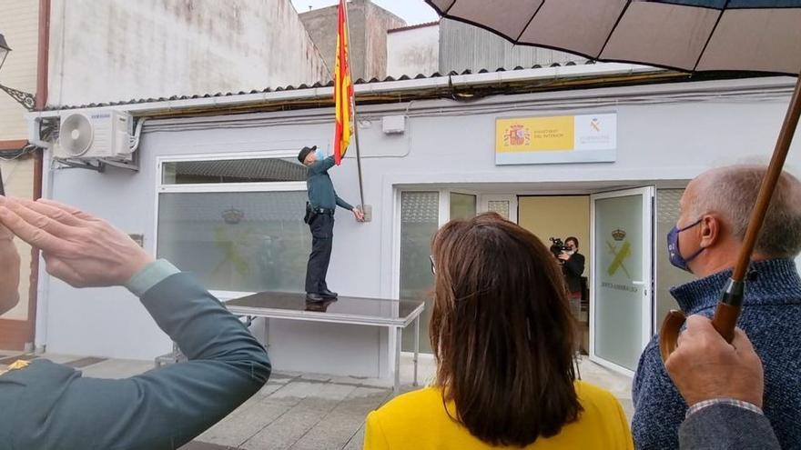 Izado de la bandera de España durante la inauguración del puesto de la Guardia Civil de Vilanova de Arousa.