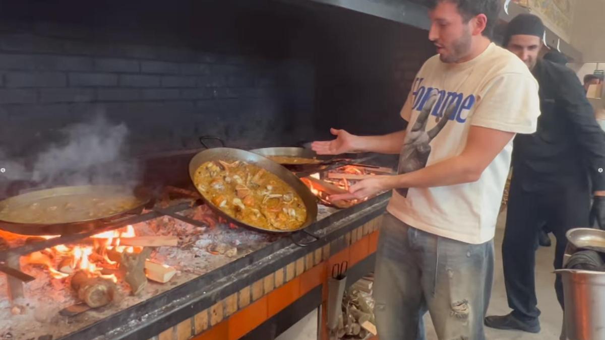 Sebastián Yatra cocina una paella en València