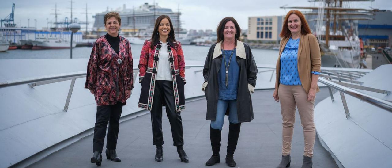 De izquierda a derecha, Candelaria Delgado, Lourdes Santana, Fátima Martín y Leticia Martín, en la Pasarela Onda Atlántica.  | JOSÉ CARLOS GUERRA