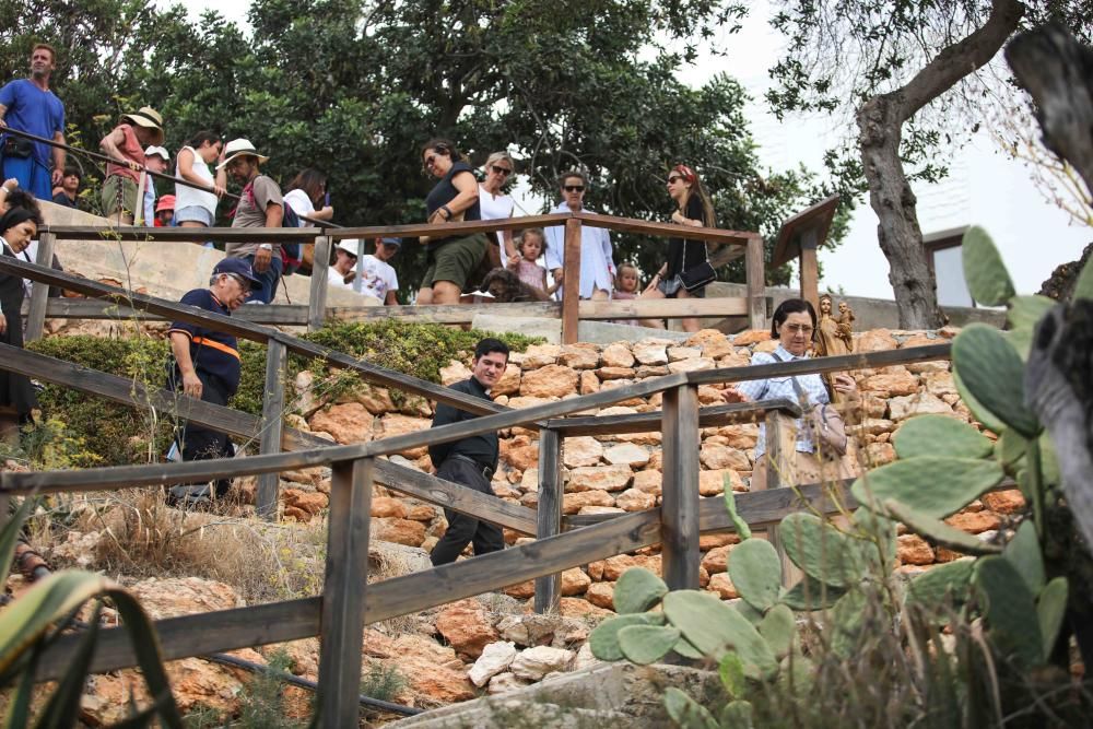 A la procesión marinera se sumaron decenas de personas y varias embarcaciones