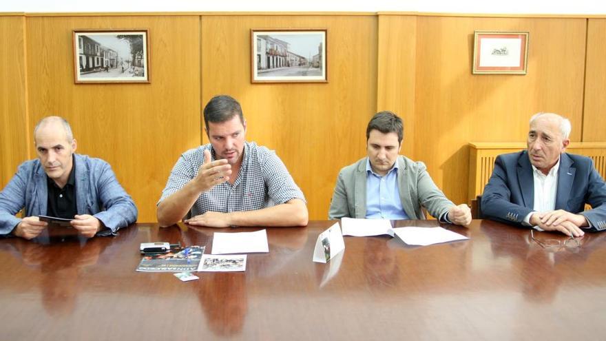 Bazal, López, Sanmartín y Ferro, presentando la ruta ecuestre por el Camiño a Santiago por A Estrada. // Bernabé / Ana Agra