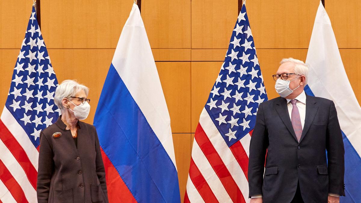 Los representantes de EEUU, Wendy Sherman, y Rusia, Sergei Ryabkov, posan para los fotógrafos antes de iniciar su reunión, este lunes en Ginebra.