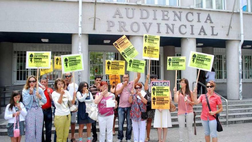 Una protesta contra las cláusulas suelo ante la Audiencia Provincial de A Coruña.