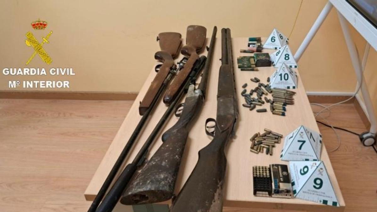 Armas y munición incautada al atracador de la gasolinera de Tui.