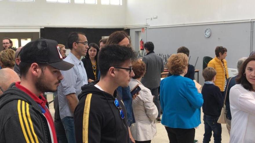 Ambiente en el colegio electoral de Carril esta mañana.