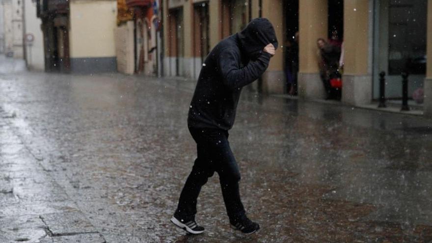 Un viandante abandona la calle a la carrera