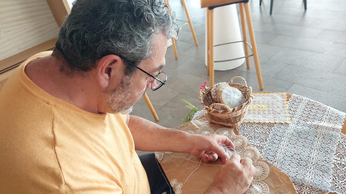 Antonio, rosetero tinerfeño, desarrolla la labor genuina del encaje en la Isla