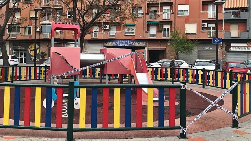 Parque infantil precintado para evitar que los niños jueguen, junto a la calle Manuel Iranzo de València.