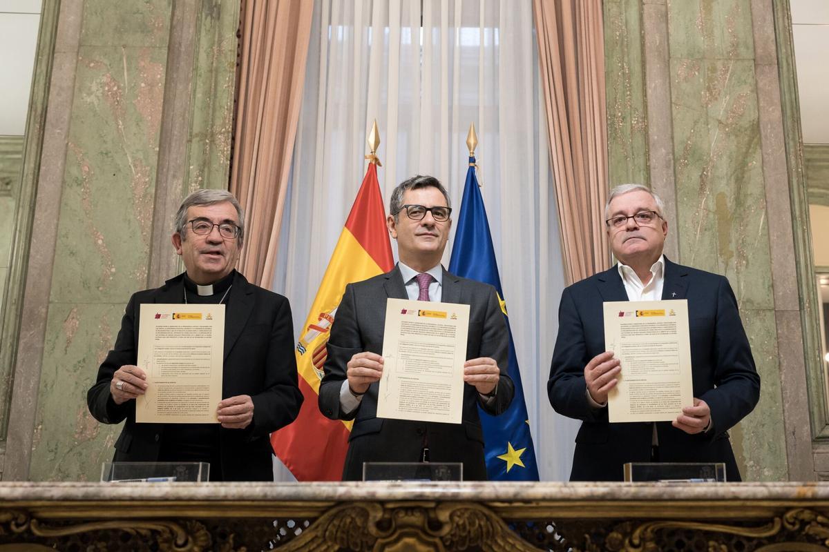 El ministro de la Presidencia y Justicia, Félix Bolaños (c), el presidente de la Confederación Episcopal Española, Luis Argüello (i), y el Presidente de la Conferencia Española de Religiosos, Jesús Díaz Sariego (d), durante la firma del acuerdo el pasado 8 de enero.