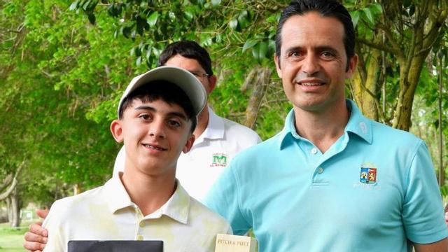 Víctor Tavera, ganador, junto al representante federativo José Olmos. | CEDIDA