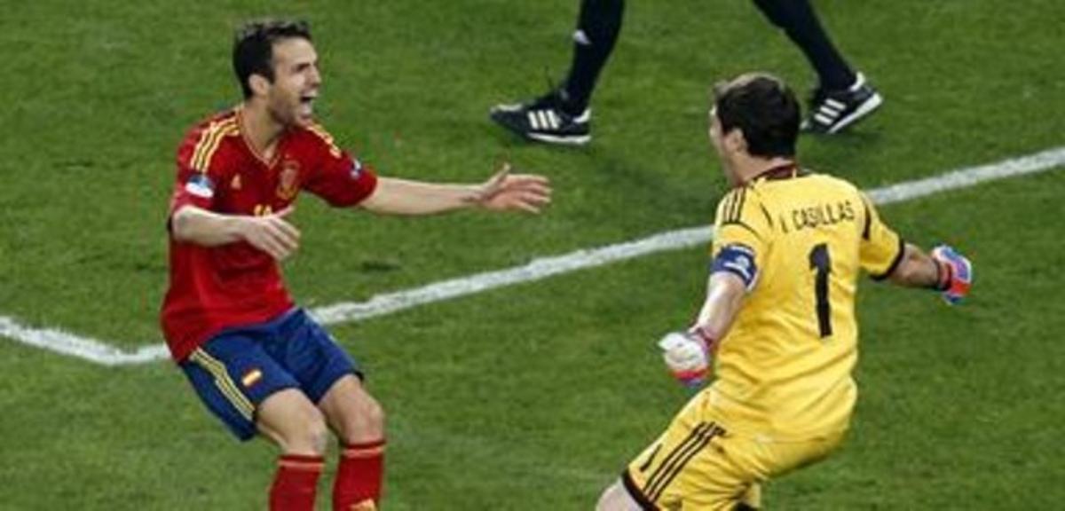 Cesc i Casillas celebren el pas a la final.