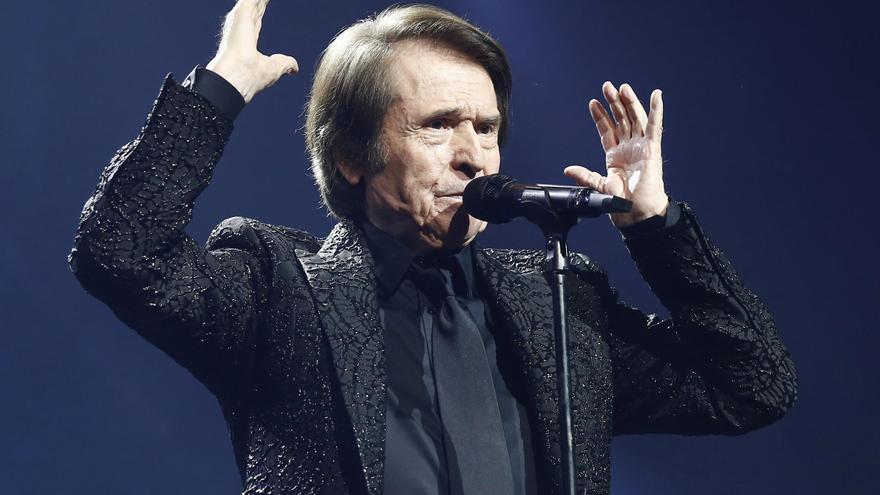 Archivo - El cantante Raphael, durante su concierto en el Wizink Center en Madrid, en foto de archivo.
