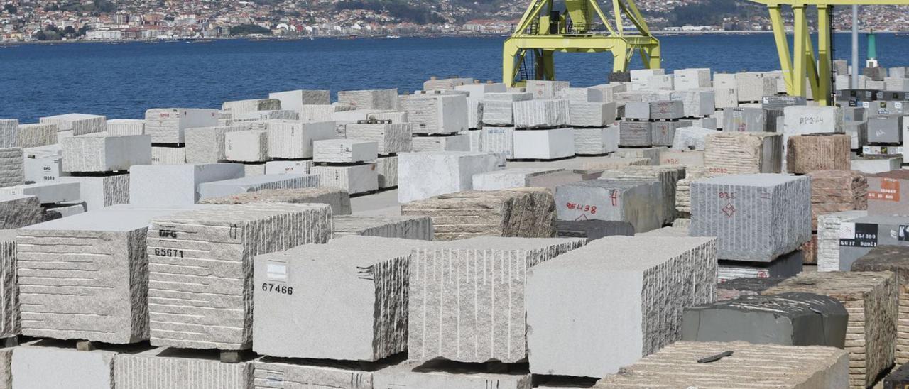 Bloques de granito 
almacenados en el puerto
de Vigo. |   // RICARDO GROBAS