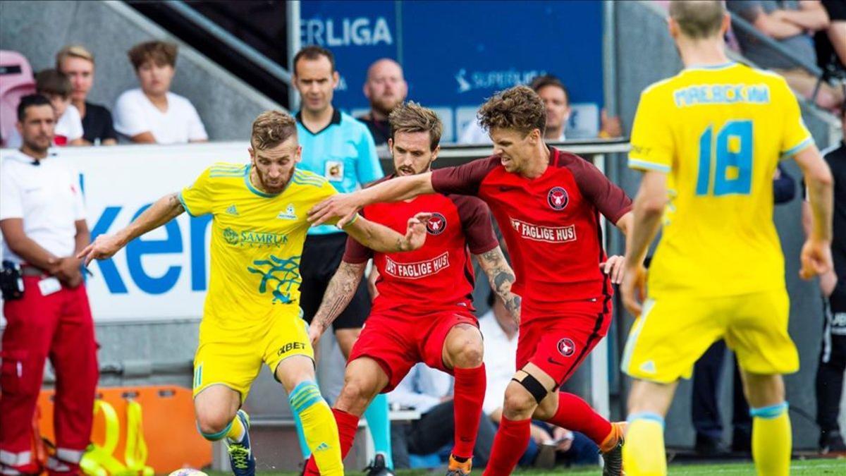 Munksgaard, de rojo, disputa un balón a Konzen