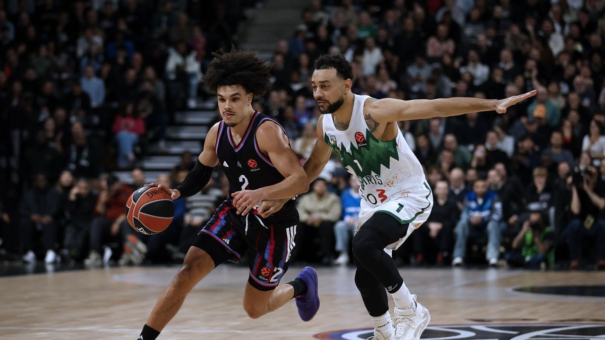 Paris (France), 11/12/2025.- Nadir Hifi (L) of Paris and Nigel Williams-Goss (R) of Zalgiris Kaunas in action during the