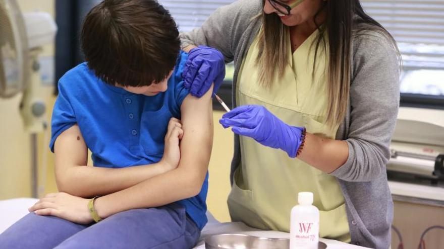 Pediatras avisan de la escasez de vacunas contra la difteria y la Xunta asegura que hay stock