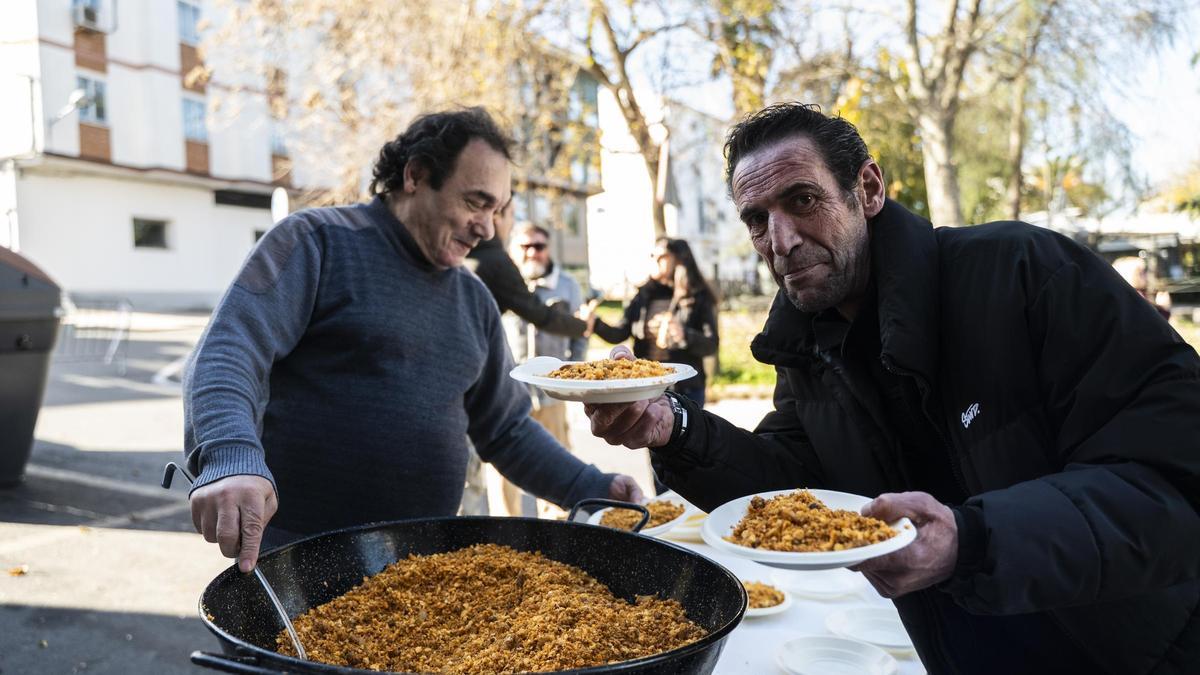 Galería | Migas para 300 en la plaza de Italia de Cáceres