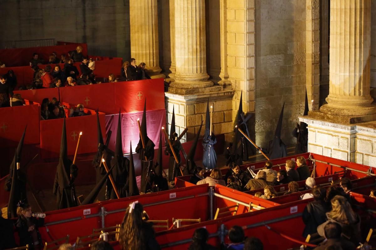 El Vía Crucis enseña el recogimiento de la Semana Santa cordobesa