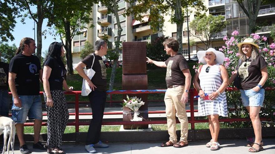 Zaragoza recuerda con una placa a las víctimas de maltrato animal