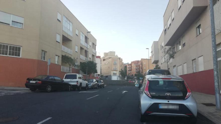 Dos detalles de los edificios afectados por la mala urbanización de las calles Los Peregrinos y Prolongación calle Autillo.