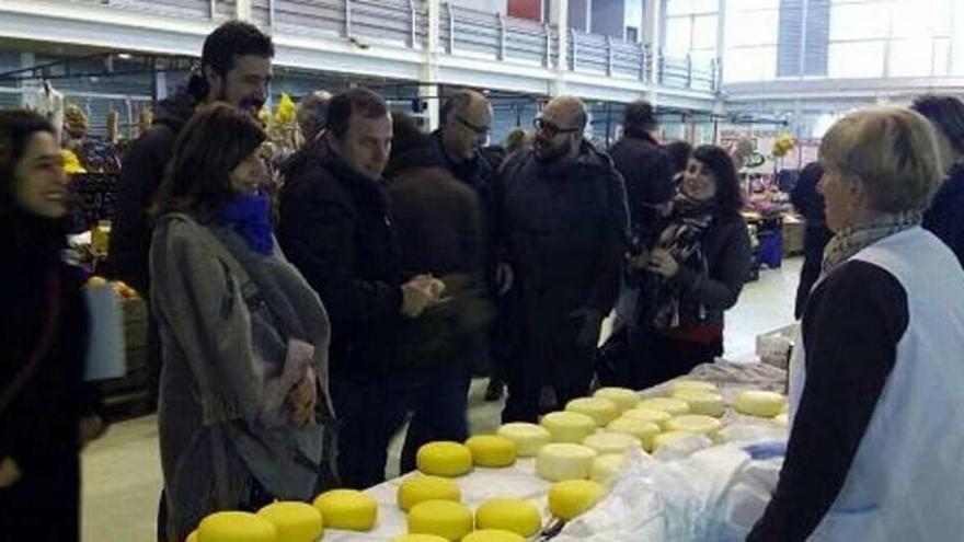 Integrantes de En Marea por A Coruña ayer en la feria de Arzúa.