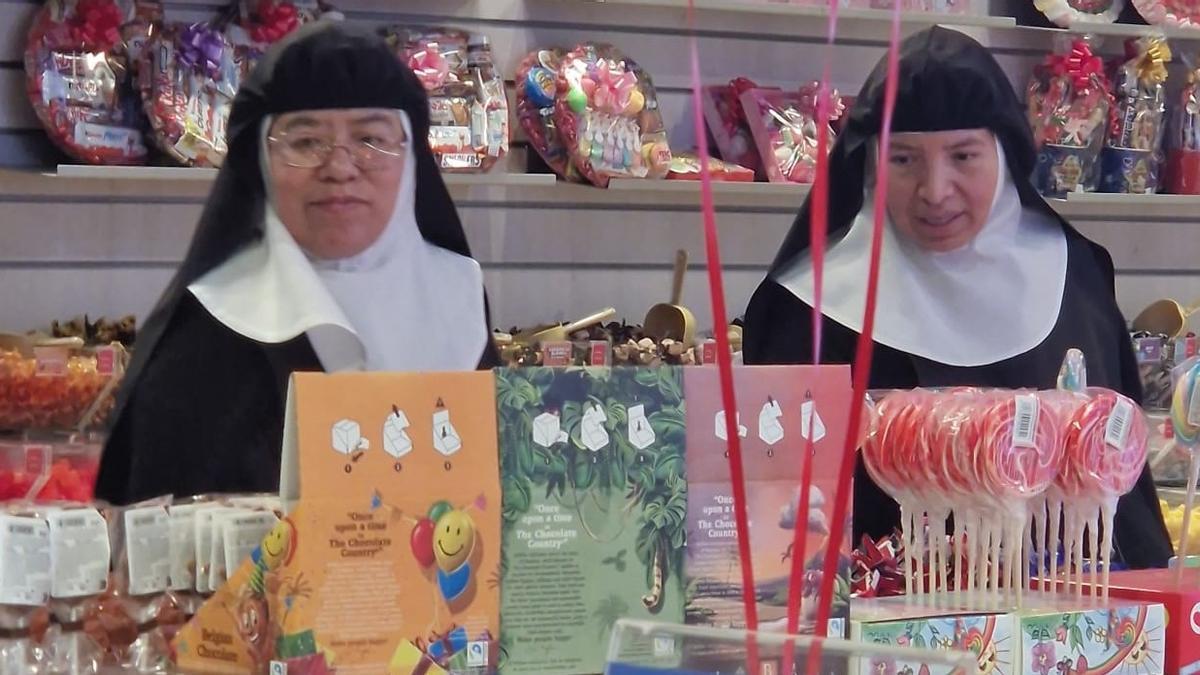 Dues religioses en la secció de llepolies del centre comercial d'Ondara