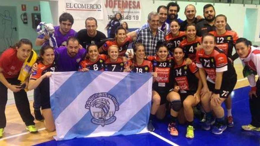 Jugadoras y aficionados, ayer en Oviedo, tras ganar 26-27.