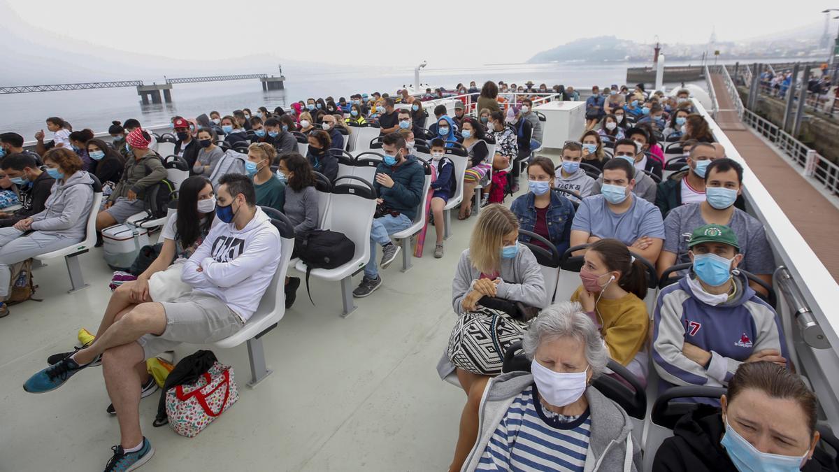 Viajeros en uno de los barcos de las Islas Cíes un día de mal tiempo.