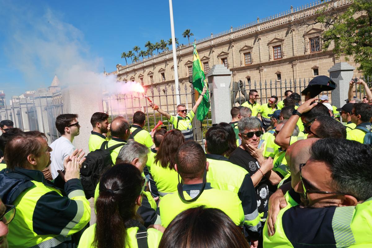 Los trabajadores de Acerinox durante la concentración, a 11 de abril de 2024, en Sevilla, Andalucía (España). Los trabajadores de Acerinox se concentra en las puertas del Parlamento Andaluz, para protestar tras llevar más de sesenta y siete días en huelga. 11 ABRIL 2024 Rocío Ruz / Europa Press 11/04/2024 / Rocío Ruz