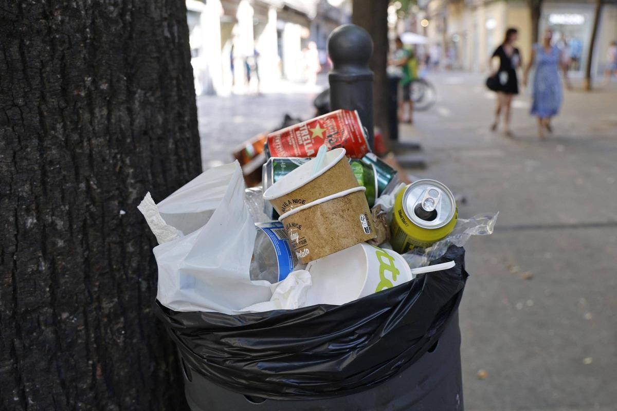 Girona vol evitar que la gent llanci envasos de menjar i begudes a les papereres del centre