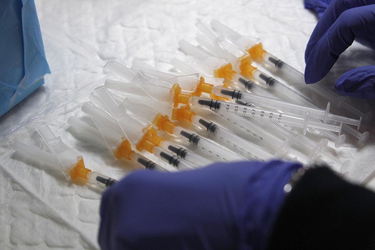 Varias jeringuillas con dosis de la vacuna contra el COVID-19. 15/12/2021 Varias jeringuillas con dosis de la vacuna contra el Covid-19, en el Hospital de Son Durea, a 15 de diciembre de 2021, en Palma, Mallorca, Baleares (España). Hoy comienza en toda España la vacunación contra el Covid-19 para niños de entre 5 y 11 años. El intervalo entre dosis será de al menos 8 semanas. Al igual que en adultos, tras recibir la vacunación se debe observar a la persona vacunada durante 15 minutos, para detectar reacciones inmediatas. SALUD Isaac Buj - Europa Press. PANDEMIA. VIRUS. CORONAVIRUS. VACUNAS