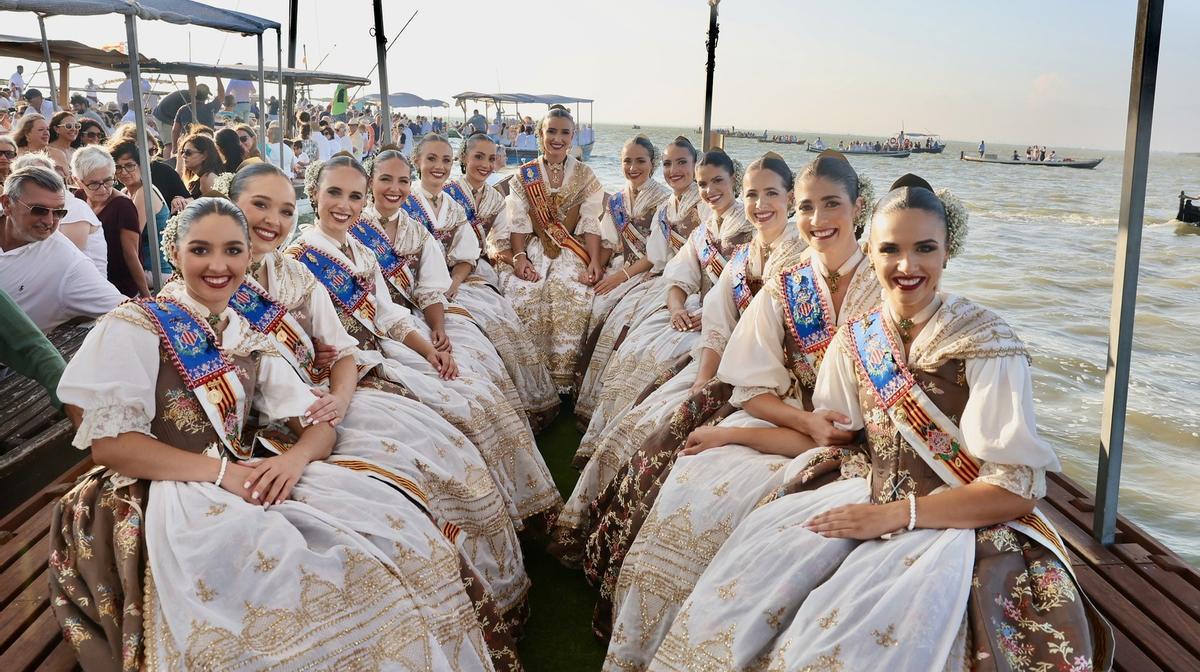 Carmen y la corte, en la barca