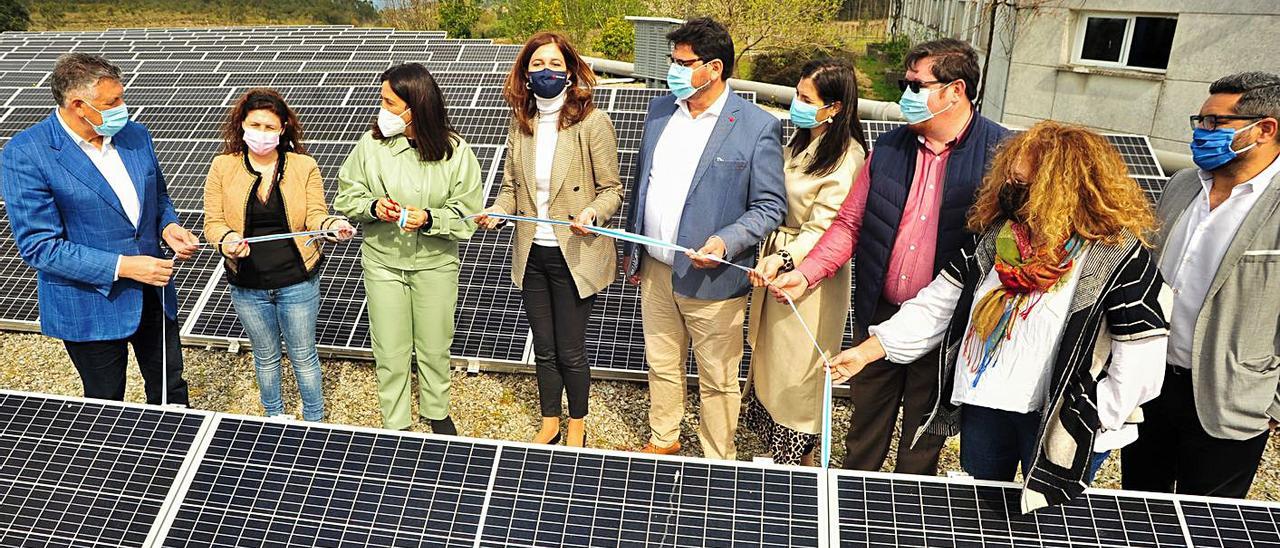 Alcaldes y representantes de la Xunta, en la inauguración del parque fotovoltaico de Tremoedo