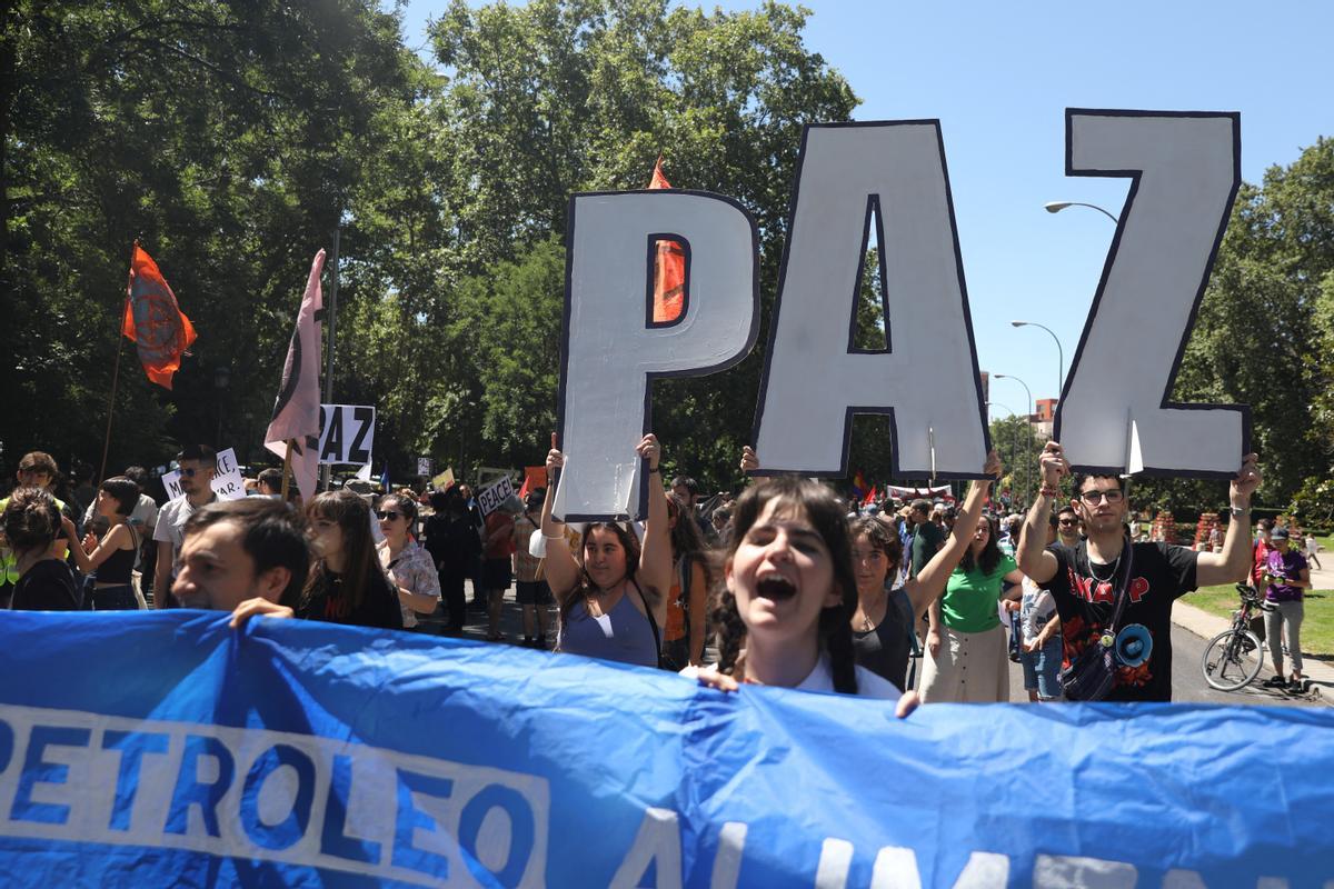 Varios miles de personas protestan contra la OTAN en Madrid