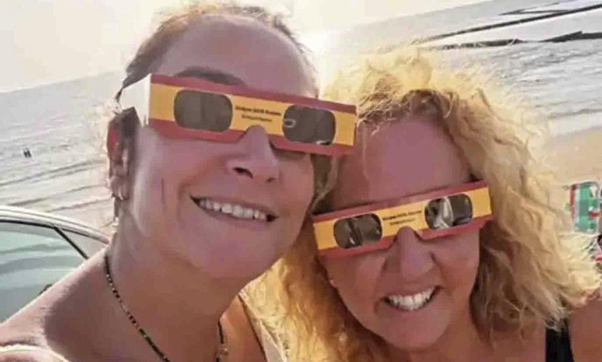 Toñi Moreno, amb una amiga i ulleres amb la bandera d’Espanya.