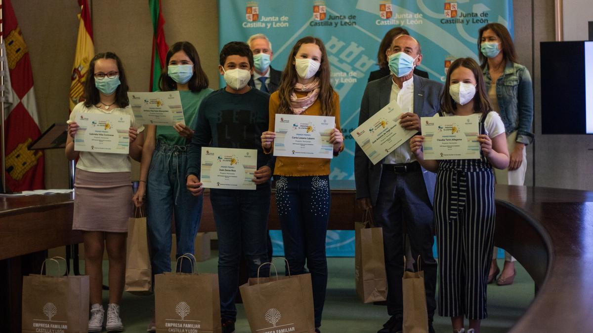 Los alumnos, junto al profesor José Antonio de Vega, reciben el premio