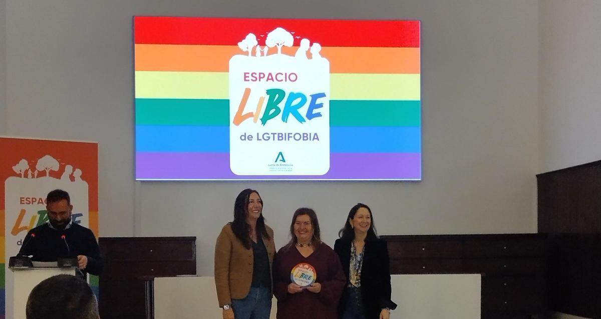 Autoridades de la Junta, con la directora de la Escuela de idiomas, Teresa Liñán.