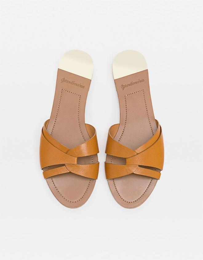 Sandalias planas de piel marrón, de Stradivarius