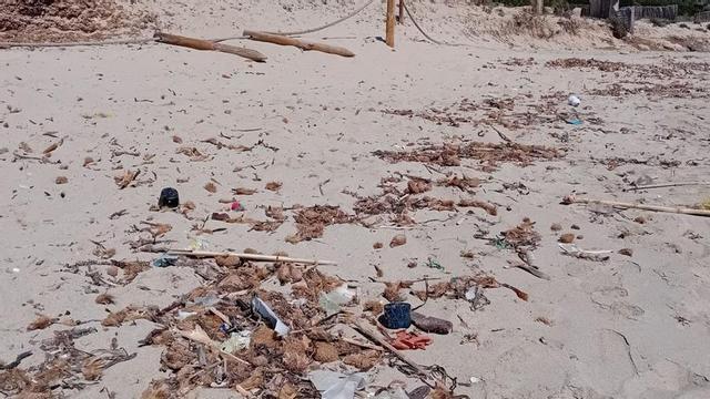 La temporada arranca entre plásticos en es Cavallet | A.SERRANO