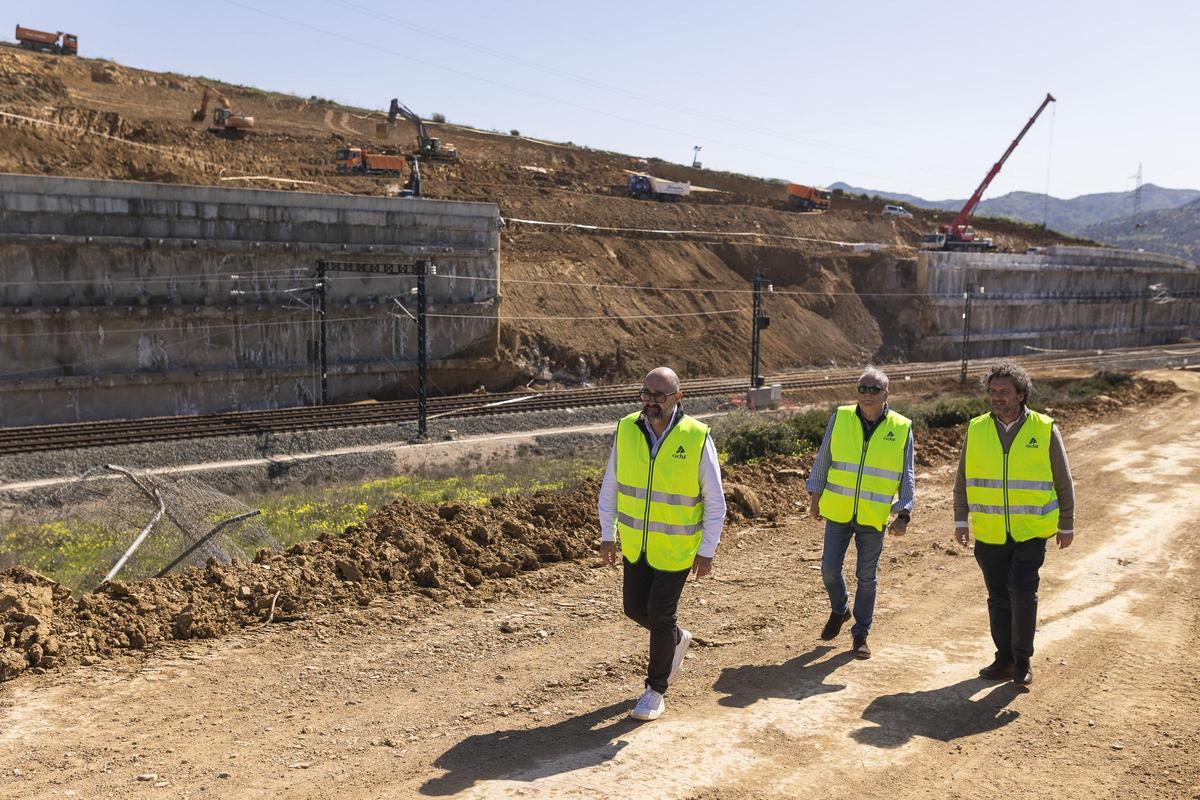 El presidente de Adif, Pedro Marco de la Peña, durante su visita en Álora (Málaga) a las obras de reparación del desprendimiento de tierra en la línea del tren de alta velocidad.