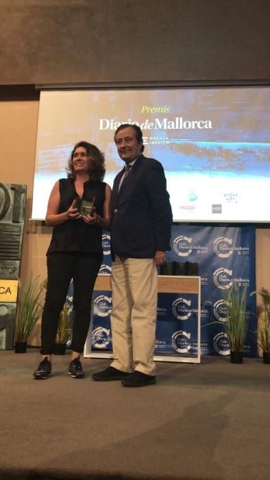 Macarena de Castro recibe el Premi Diario de Mallorca de Gastronomía 2018. Se lo entrega Joan Gual de Torrella, presidente de la Autoridad Portuaria de Balears