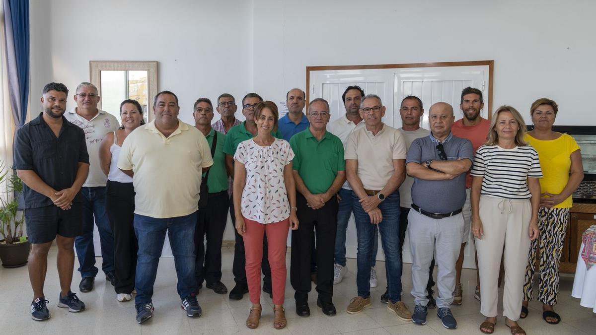 Alcaldesa, concejales y concejalas con los nuevos adjudicatorios de licencias de taxi.